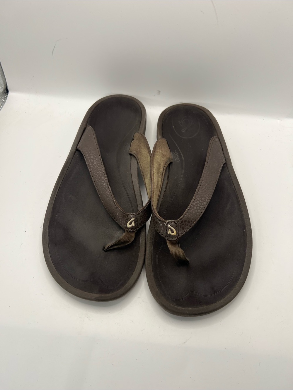 OluKai Women's Brown/Tan Leather Thong Sandals